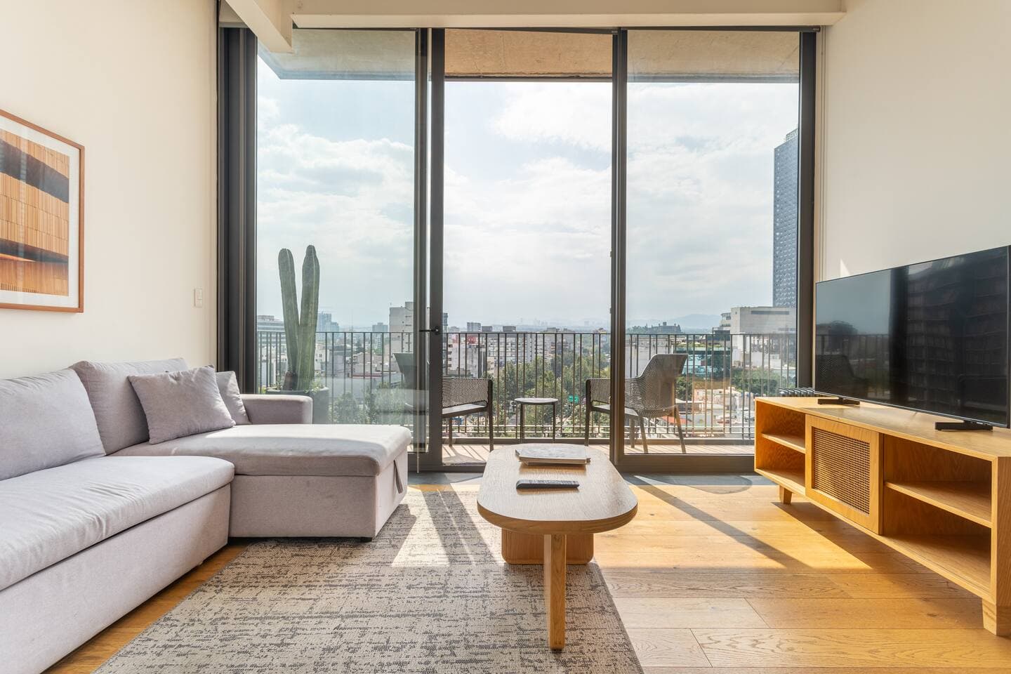 Panoramic City Views Apt. with Balcony and Rooftop