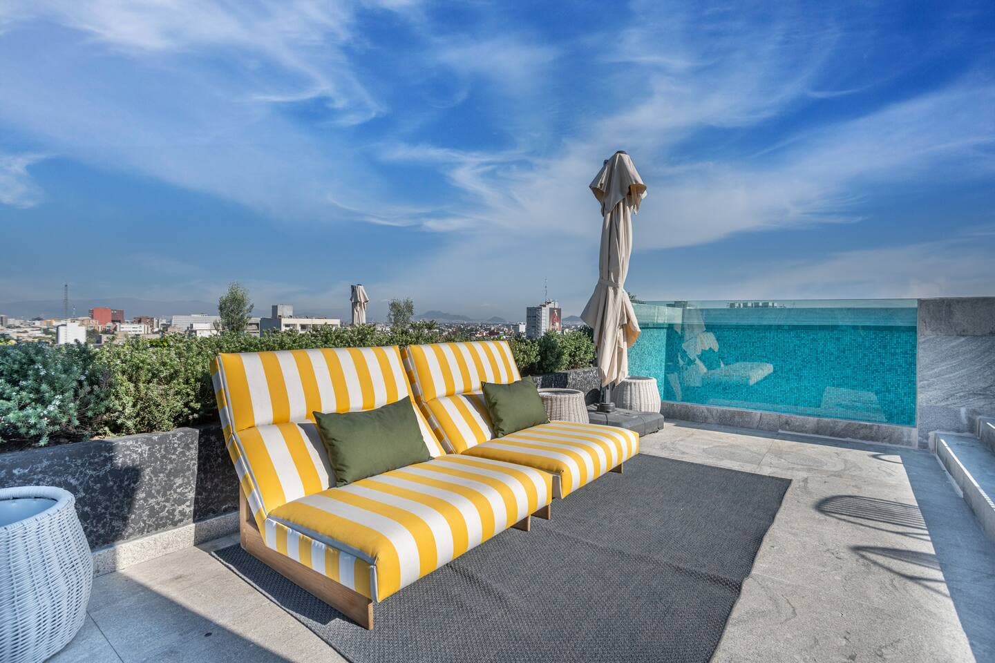 Roma Paradise: A/C, City Views, Gym & Top Location