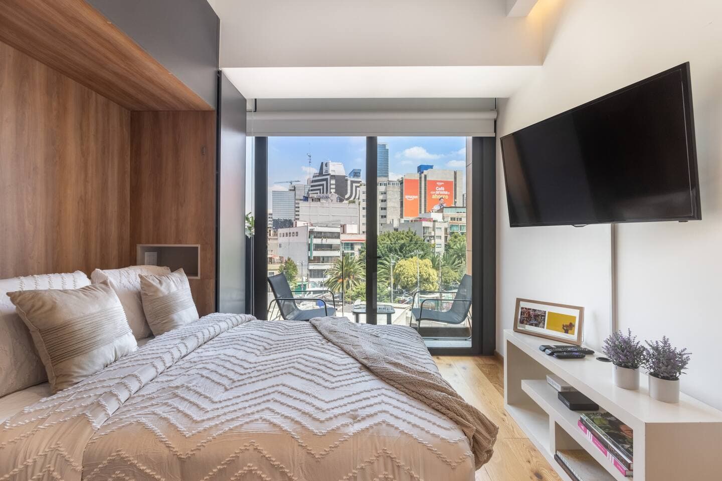 Magnificent amenities, balcony, laundry Roma