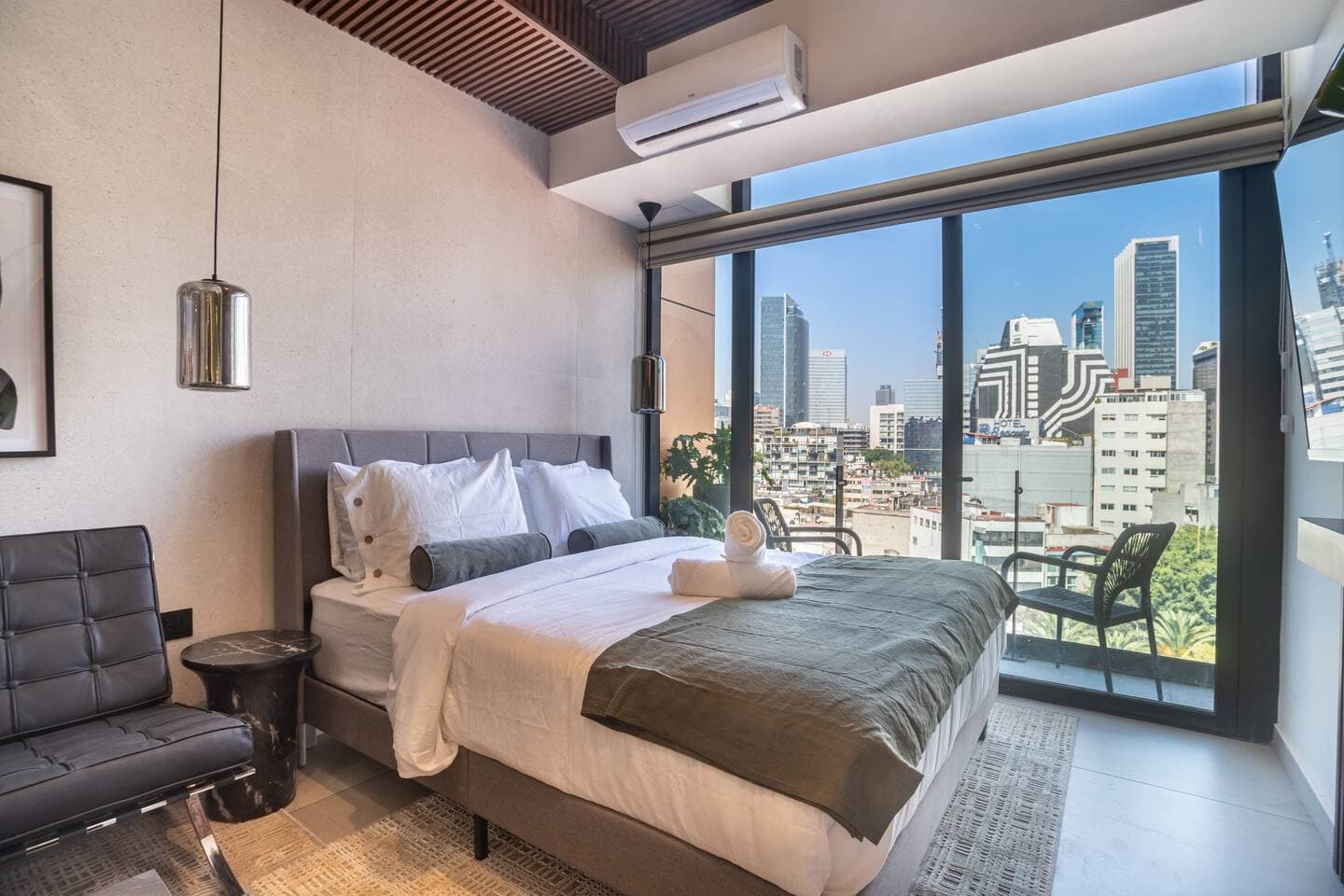 Premium Roma: A/C, City Views, Balcony, Gym & Roof