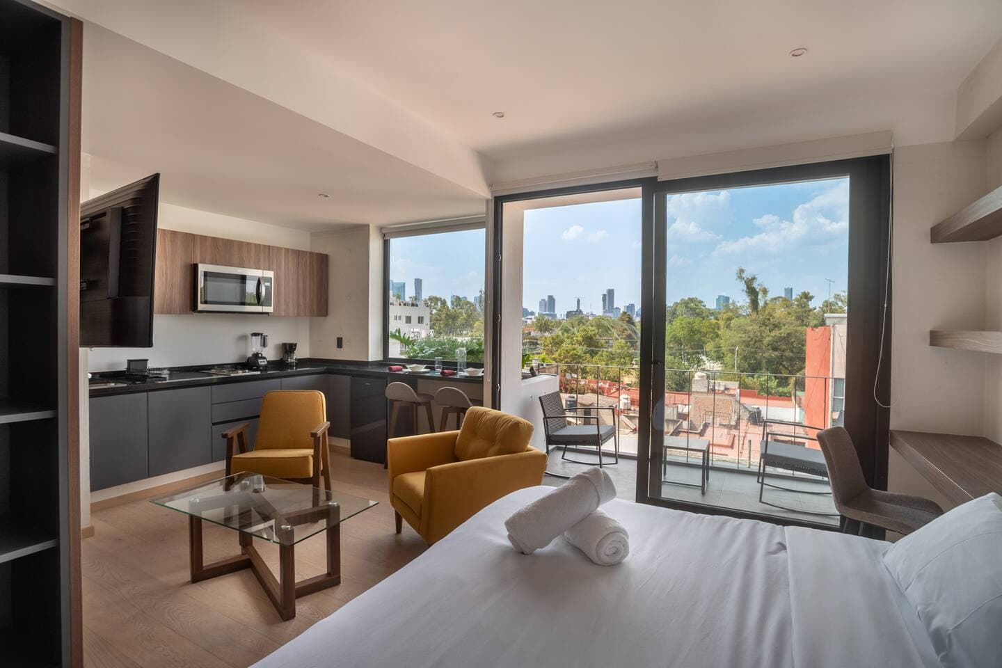 Rome: washer/dryer, king size, balcony, brand new!